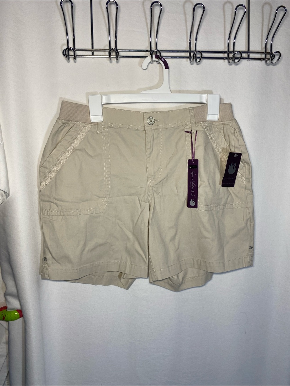 Gloria Vanderbilt Women's Beige Casual Utility Shorts - size 6